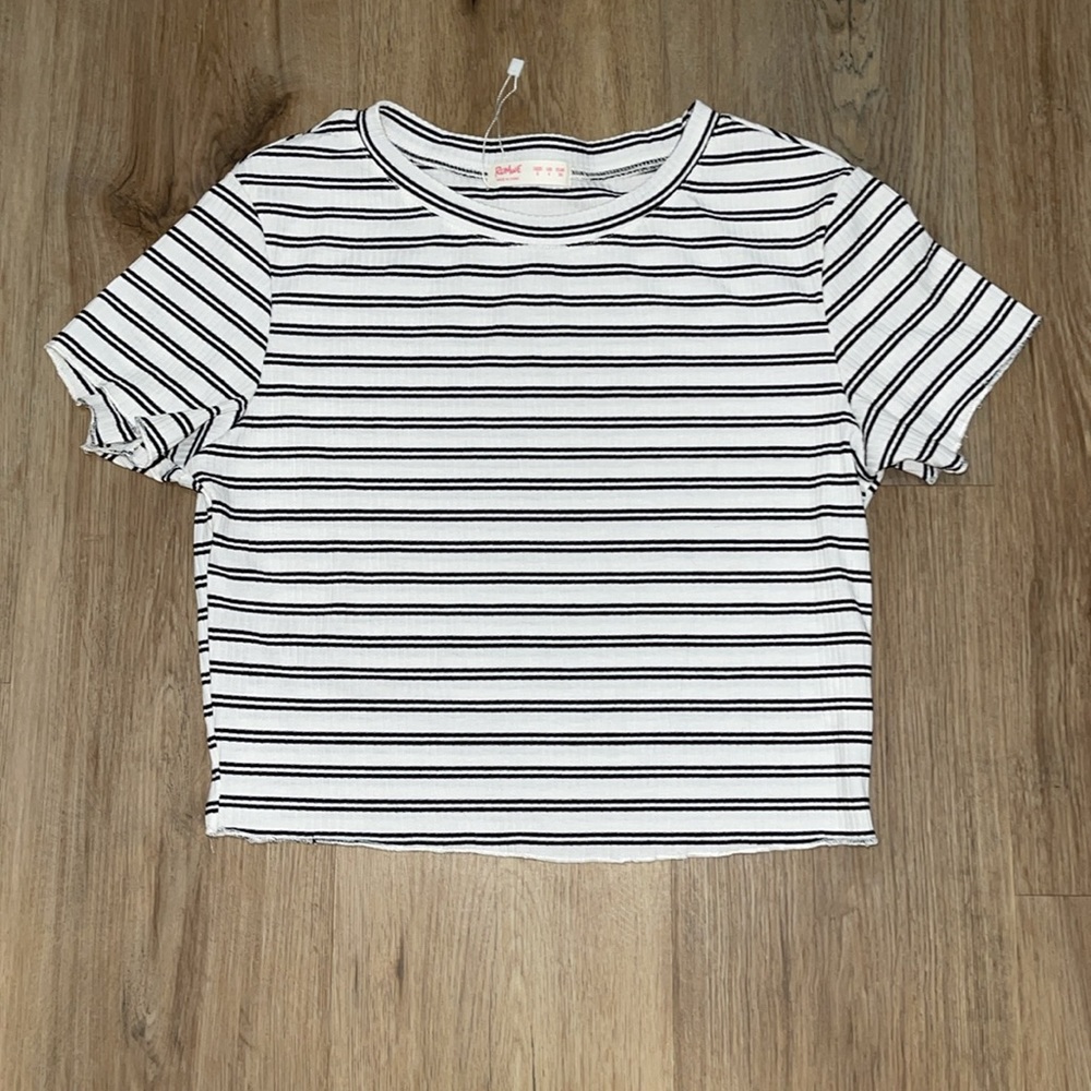 NWT Romwe short sleeve striped cropper top that’s super soft. Size small